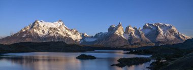 Güney Şili 'nin güneyindeki Patagonya' daki Torres del Paine Ulusal Parkı 'ndaki Cordillera del Paine Dağı zirveleri..