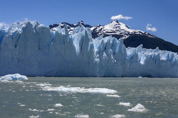 Perito 莫雷诺冰川是一个位于洛杉矶冰川国家公园在阿根廷圣克鲁斯省西南部的冰川 — 图库照片