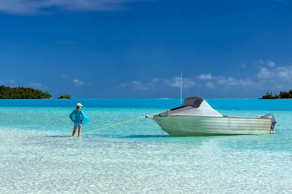 南太平洋のクック諸島のアイツタキラグーンの小さな島での熱帯ラグーンでの豪華な休暇 — ストック写真