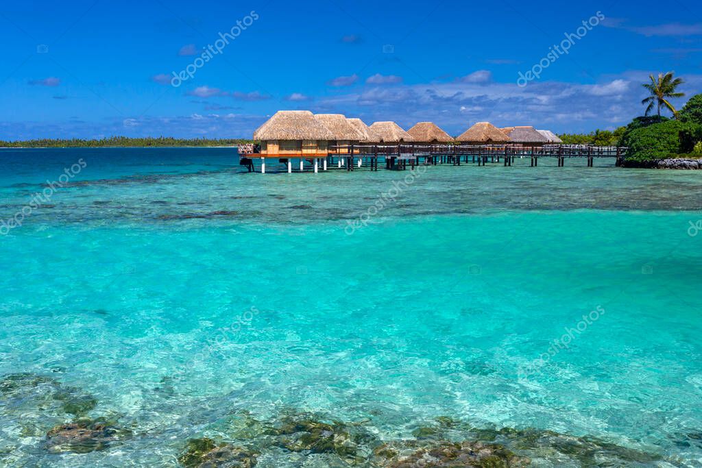 Bungalows Sobre El Agua En Un Resort De Lujo En La Isla Tropical De Mahini En La Polinesia