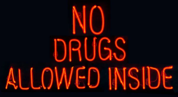 Красный Неоновый Знак Запрещены Наркотики Внутри — стоковое фото
