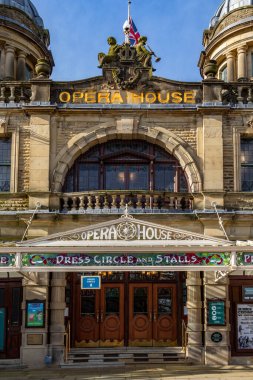 Buxton Opera Evi, İngiltere, Derbyshire 'daki Buxton Spa Town' da The Square 'de. Yıllık Buxton Festivali 'ne ev sahipliği yapan 902 kişilik bir opera binası. 1903 'te yapılmış..