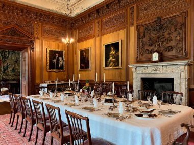 İngiltere 'nin Cheshire kentindeki Disley yakınlarında Lyme Hall' daki Yemek Odası..