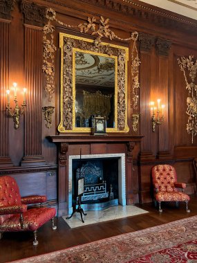 İngiltere 'nin Cheshire şehrinde Disley yakınlarındaki Lyme Hall' daki salon..