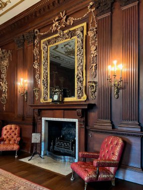 İngiltere 'nin Cheshire şehrinde Disley yakınlarındaki Lyme Hall' daki salon..