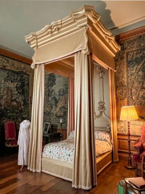 İngiltere 'nin Cheshire kentindeki Disley yakınlarında Lyme Hall' daki Sarı Yatak Odası..