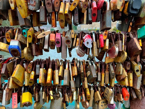 爱的岩石 Love Locks Love Padlocks 英格兰德比郡小镇巴凯威尔 Bakewell 一座横跨怀伊河 River Wye — 图库照片