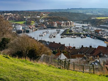 Whitby kasabası Saint Mary Kilisesi 'nin mezarlığından görüldü. Kuzey Yorkshire İngiltere 'nin kuzeydoğu kıyısında..