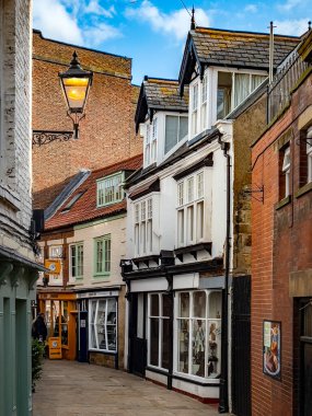 İngiltere 'nin kuzeydoğu kıyısında, Kuzey Yorkshire' daki Whitby sahil kasabasında dar bir sokak..