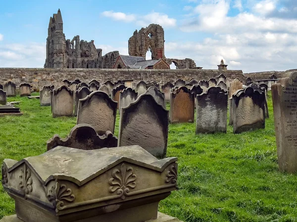 Kilátás Romok Whitby Apátság Temetőben Templom Szent Mária Anglikán Plébániatemplom — Stock Fotó