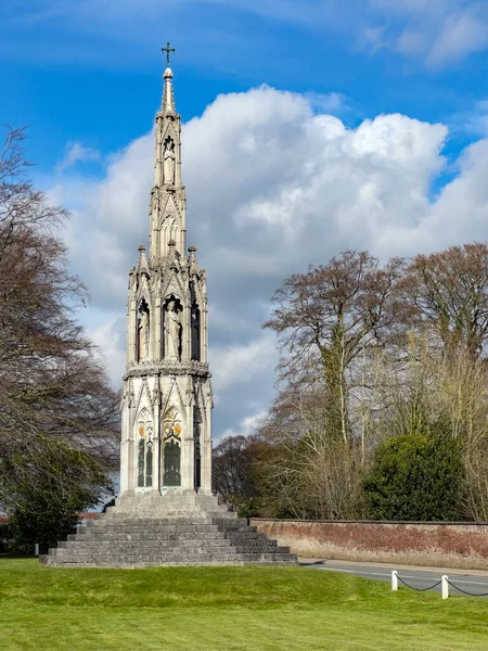 1896 98年间 埃莉诺十字勋章的复制品在英国约克郡东部的斯利米尔竖立起来 这座高大的石头建筑是由赛克斯家族建造的 第一次世界大战后 它被改建为战争纪念馆 — 图库照片