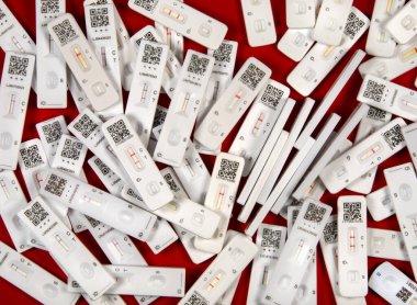Coronavirus salgını. Kullanılmış Covid-19 Lateral Akış Testleri. SARS-CoV-2 Antijen Hızlı Testleri. Bazıları negatif, bazıları pozitif..