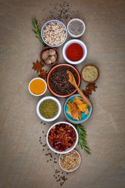 Yemeklere lezzet ve baharat katmak için kullanılan baharat seçimi.