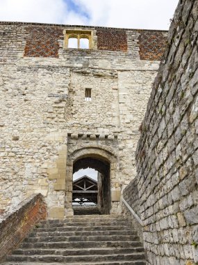 Farnham Şatosu - Farnham, Surrey, İngiltere 'de 12. yüzyıldan kalma bir kale. Eskiden Winchester Piskoposları 'nın eviydi. Kalenin girişinde bir Portcullis ve asma köprü vardı..