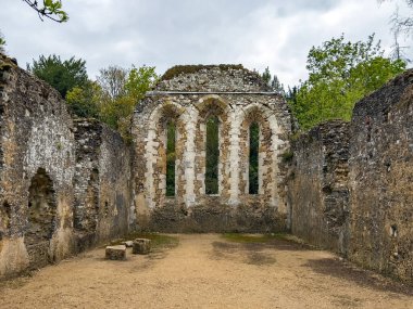 Waverley Manastırı. İngiltere 'deki ilk manastır. Winchester Piskoposu William Giffard tarafından 1128 yılında kuruldu.