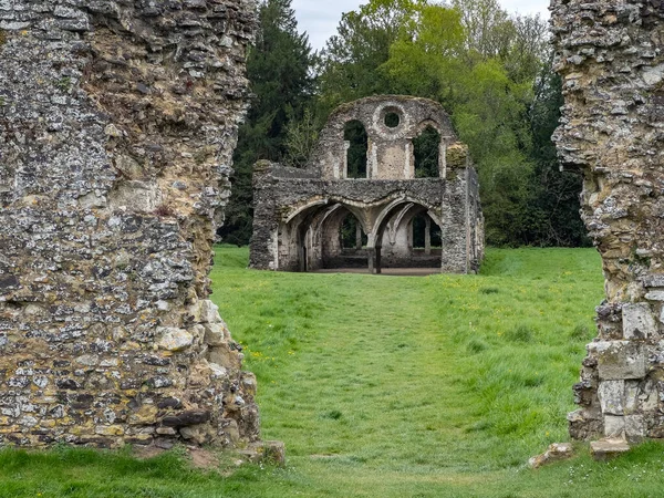 Waverley Manastırı. İngiltere 'deki ilk manastır. Winchester Piskoposu William Giffard tarafından 1128 yılında kuruldu.