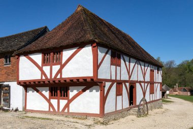 Batı Sussex, İngiltere 'deki Weald ve Downland Açık Hava Müzesi' ndeki Kuzey Cray Ortaçağ Evi. Müze M.Ö. 950 'den 19. yüzyıla kadar uzanan 50' den fazla tarihi binaya sahip 40 dönüm araziyi kapsıyor..