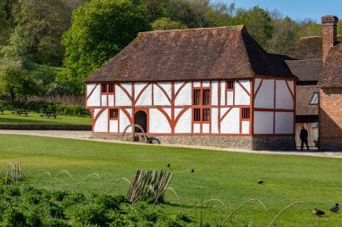 Batı Sussex, İngiltere 'deki Weald ve Downland Açık Hava Müzesi' ndeki Kuzey Cray Ortaçağ Evi. Müze M.Ö. 950 'den 19. yüzyıla kadar uzanan 50' den fazla tarihi binaya sahip 40 dönüm araziyi kapsıyor..