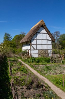 Batı Sussex, İngiltere 'deki Weald ve Downland Açık Hava Müzesi' nde Ortaçağ Evi ve Bahçesi. Müze M.Ö. 950 'den 19. yüzyıla kadar uzanan 50' den fazla tarihi binaya sahip 40 dönüm araziyi kapsıyor..