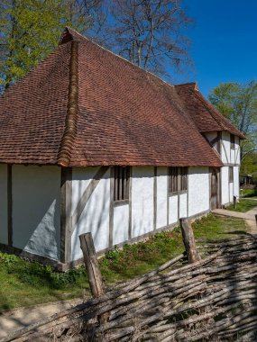 İngiltere 'nin güneyindeki West Sussex' teki Weald ve Downland Açık Hava Müzesi 'nde 15. yüzyıl evi. Müze M.Ö. 950 'den 19. yüzyıla kadar uzanan 50' den fazla tarihi binaya sahip 40 dönüm araziyi kapsıyor..