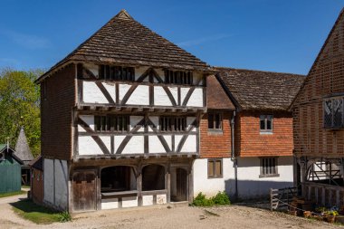 İngiltere 'nin güneyindeki West Sussex' teki Weald ve Downland Açık Hava Müzesi 'nde ortaçağ binaları. Müze M.Ö. 950 'den 19. yüzyıla kadar uzanan 50' den fazla tarihi binaya sahip 40 dönüm araziyi kapsıyor..
