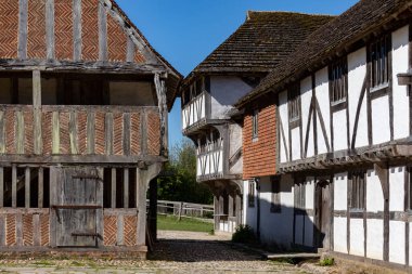 İngiltere 'nin güneyindeki West Sussex' teki Weald ve Downland Açık Hava Müzesi 'nde ortaçağ binaları. Müze M.Ö. 950 'den 19. yüzyıla kadar uzanan 50' den fazla tarihi binaya sahip 40 dönüm araziyi kapsıyor..