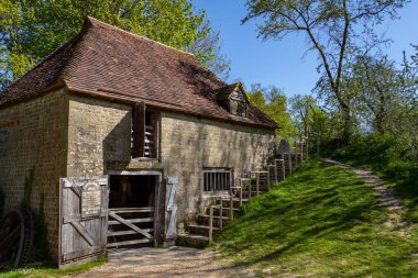 Lurgashall Mill, Güney İngiltere, Batı Sussex 'teki Weald ve Downland Açık Hava Müzesi' nde. Müze M.Ö. 950 'den 19. yüzyıla kadar uzanan 50' den fazla tarihi binaya sahip 40 dönüm araziyi kapsıyor..