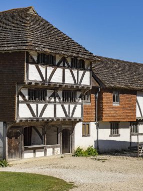İngiltere 'nin güneyindeki West Sussex' teki Weald ve Downland Açık Hava Müzesi 'nde ortaçağ binaları. Müze M.Ö. 950 'den 19. yüzyıla kadar uzanan 50' den fazla tarihi binaya sahip 40 dönüm araziyi kapsıyor..