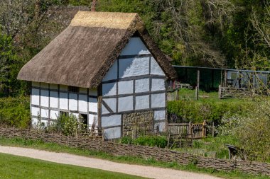 Batı Sussex, İngiltere 'deki Weald ve Downland Açık Hava Müzesi' nde Ortaçağ Evi ve Bahçesi. Müze M.Ö. 950 'den 19. yüzyıla kadar uzanan 50' den fazla tarihi binanın yanı sıra bahçeler, çiftlik hayvanları ve yürüyüşler de yer alıyor.. 