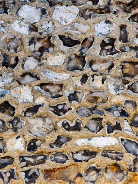 Arkaplan - Birleşik Krallık Sussex 'te 18. yüzyıldan kalma eski bir evin dış çakmaktaşı duvarı.