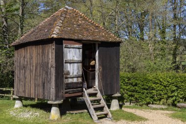 19. yüzyıl tahıl ambarı kemirgenleri uzak tutmak için mantar şekilli taşlarla büyütülmüş. Batı Sussex, İngiltere 'de Weald ve Downland Açık Hava Müzesi. Müze M.Ö. 950 'den 19. yüzyıla kadar uzanan 50' den fazla tarihi binaya sahip 40 dönüm araziyi kapsıyor..
