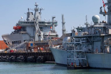 İngiltere 'nin güney kıyısındaki Portsmouth Limanı' ndaki Donanma Tersanesinde İngiliz savaş gemileri.