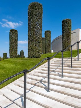 Birleşik Krallık 'ta Lichfield, Staffordshire yakınlarındaki Alrewas' daki Ulusal Anıt Ağaç Evi 'nde Silahlı Kuvvetler Anıtı. Burası İngiliz ulusal anısına kurulmuş bir yer..