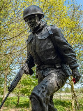 National Memorial Botanik Bahçesi İngiliz Komando Heykeli. National Memorial Arboretum, Birleşik Krallık 'ta Lichfield, Staffordshire yakınlarındaki Alrewas' da bulunmaktadır. Burası İngiliz ulusal anısına kurulmuş bir yer..