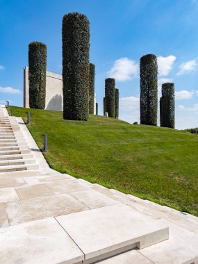 National Memorial Arboretum - Botanik bahçesi, İngiliz Silahlı Kuvvetleri 'nde ölen, tanınan, hizmet ve fedakarlığı onurlandıran ve ulusal gururu arttıran bir İngiliz ulusal anıtıdır..