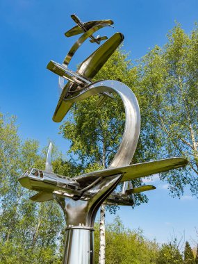 Planör Pilot Alayı - Ulusal Anıt Botanik Bahçesi 'ndeki Pegasus Köprüsü Anma Uçuşu - Botanik bahçesi, ölen, tanınan ve fedakarlıkta bulunan insanları onurlandırmak ve ulusal gururu arttırmak için İngiltere' nin ulusal anısına kurulmuş bir yerdir..