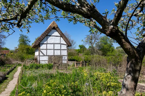 Batı Sussex, İngiltere 'deki Weald ve Downland Açık Hava Müzesi' nde Ortaçağ Evi ve Bahçesi. Müze M.Ö. 950 'den 19. yüzyıla kadar uzanan 50' den fazla tarihi binaya sahip 40 dönüm araziyi kapsıyor..