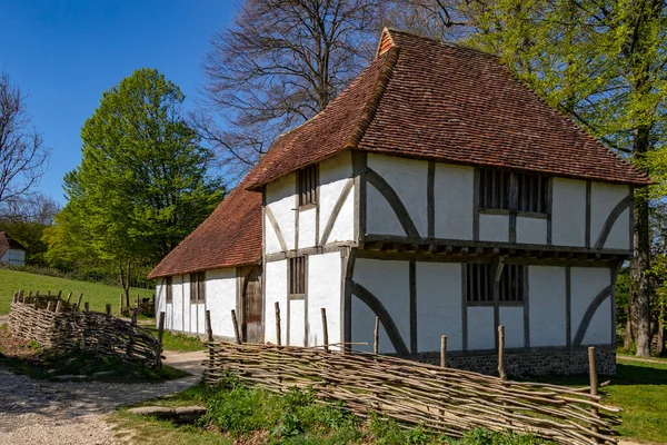 英格兰南部西萨塞克斯的魏尔德和下城露天博物馆的中世纪住宅 该博物馆占地40英亩 拥有50多座历史建筑 建于公元950年至19世纪 还有花园 农场动物 人行道和一个磨坊池塘 — 图库照片