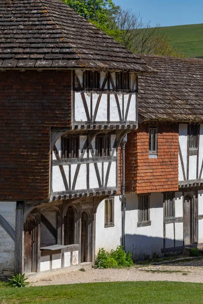 İngiltere 'nin güneyindeki West Sussex' teki Weald ve Downland Açık Hava Müzesi 'nde ortaçağ binaları. Müze M.Ö. 950 'den 19. yüzyıla kadar uzanan 50' den fazla tarihi binaya sahip 40 dönüm araziyi kapsıyor..