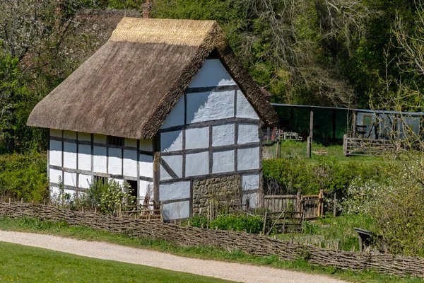 Batı Sussex, İngiltere 'deki Weald ve Downland Açık Hava Müzesi' nde Ortaçağ Evi ve Bahçesi. Müze M.Ö. 950 'den 19. yüzyıla kadar uzanan 50' den fazla tarihi binanın yanı sıra bahçeler, çiftlik hayvanları ve yürüyüşler de yer alıyor.. 
