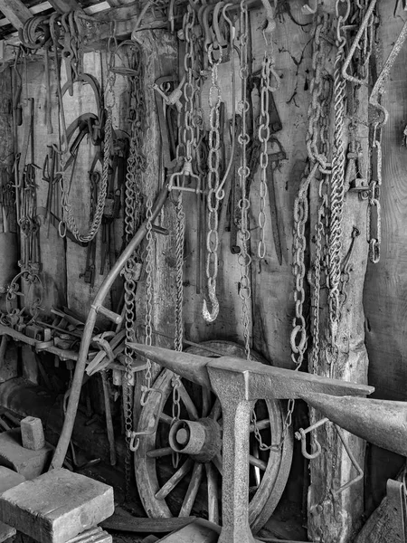 Chains Tools Anvil Old Forge Weald Downland Open Air Museum — Stock fotografie