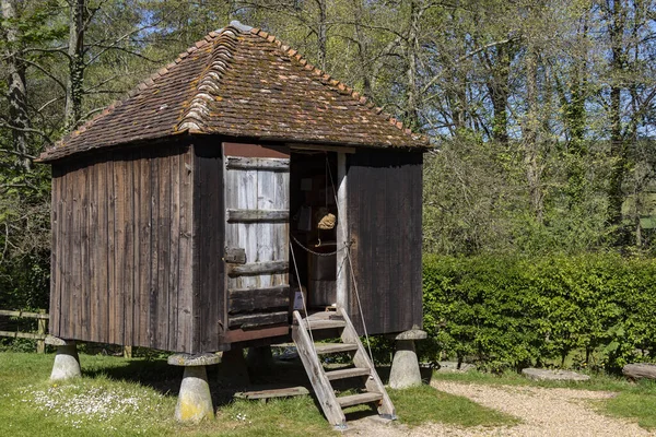19. yüzyıl tahıl ambarı kemirgenleri uzak tutmak için mantar şekilli taşlarla büyütülmüş. Batı Sussex, İngiltere 'de Weald ve Downland Açık Hava Müzesi. Müze M.Ö. 950 'den 19. yüzyıla kadar uzanan 50' den fazla tarihi binaya sahip 40 dönüm araziyi kapsıyor..