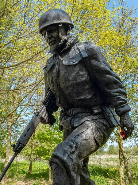 National Memorial Botanik Bahçesi İngiliz Komando Heykeli. National Memorial Arboretum, Birleşik Krallık 'ta Lichfield, Staffordshire yakınlarındaki Alrewas' da bulunmaktadır. Burası İngiliz ulusal anısına kurulmuş bir yer..
