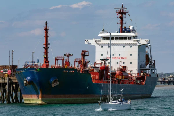 Shipping Liquified Gas Cargo Ship Moored Portmouth Harbor Hampshire South — Foto de Stock