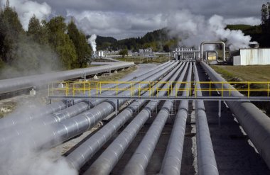 Yeni Zelanda, Wairakei 'deki jeotermal enerji santrali. Jeotermal güç sürdürülebilir, yenilenebilir bir enerji kaynağı olarak kabul edilir çünkü ısı alımı Dünya 'nın ısı içeriğiyle karşılaştırıldığında küçüktür..