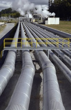  Yeni Zelanda, Wairakei 'deki jeotermal enerji santrali. Jeotermal güç sürdürülebilir, yenilenebilir bir enerji kaynağı olarak kabul edilir çünkü ısı alımı Dünya 'nın ısı içeriğiyle karşılaştırıldığında küçüktür..                             
