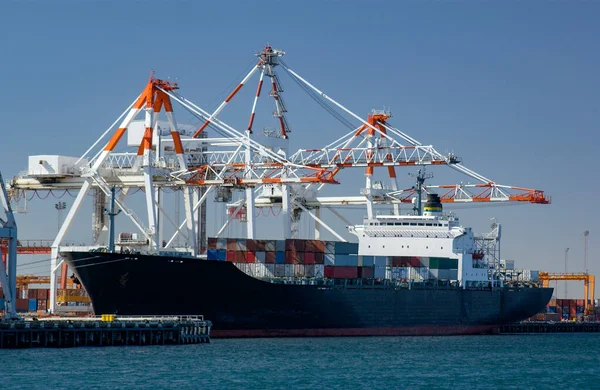 正在美国加利福尼亚长滩港装货的集装箱船 — 图库照片