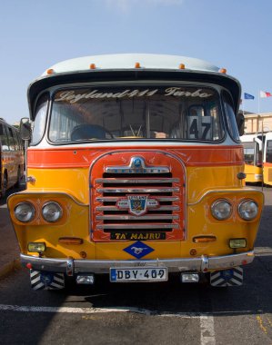 Valletta Otobüs İstasyonu 'ndaki Malta' nın yaşlanan toplu taşıma otobüslerinden biri. Akdeniz adası Malta.