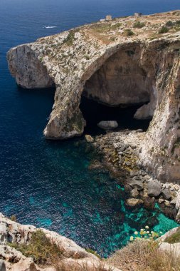 Akdeniz adası Malta 'nın güney sahilindeki Blue Grotto' da kemerler ve deniz mağaraları