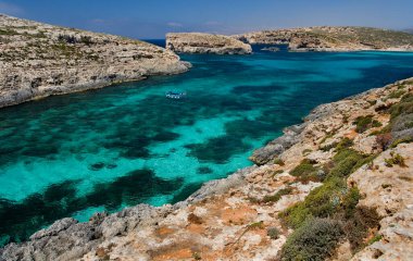 Akdeniz adası Malta 'nın kıyısındaki Comino adasındaki Mavi Göl..